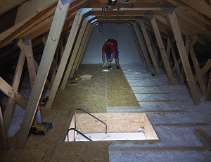 Zateplení stropu novostavby pomocí foukané izolace